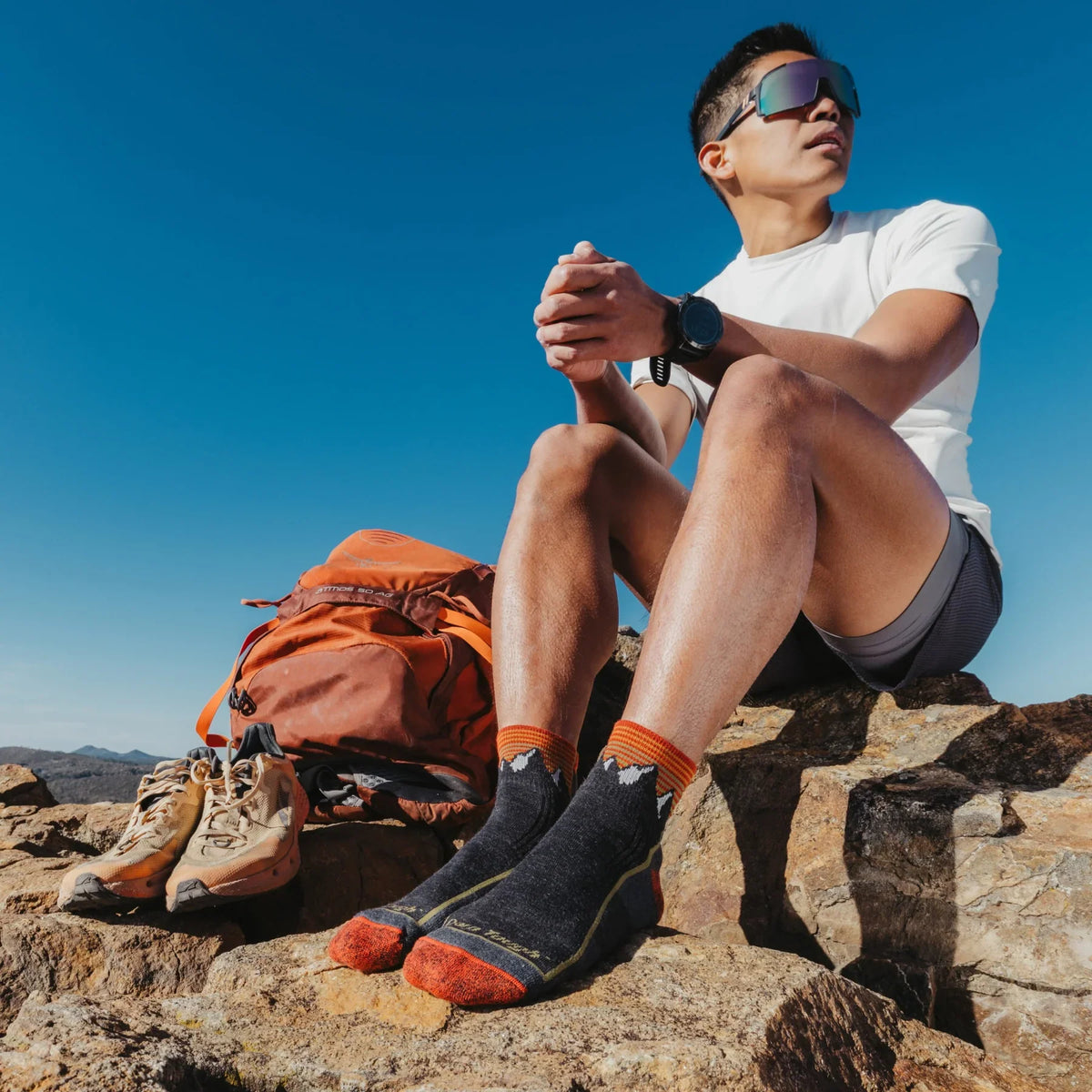 Darn Tough Mens Hiker Quarter Midweight Hiking Sock
