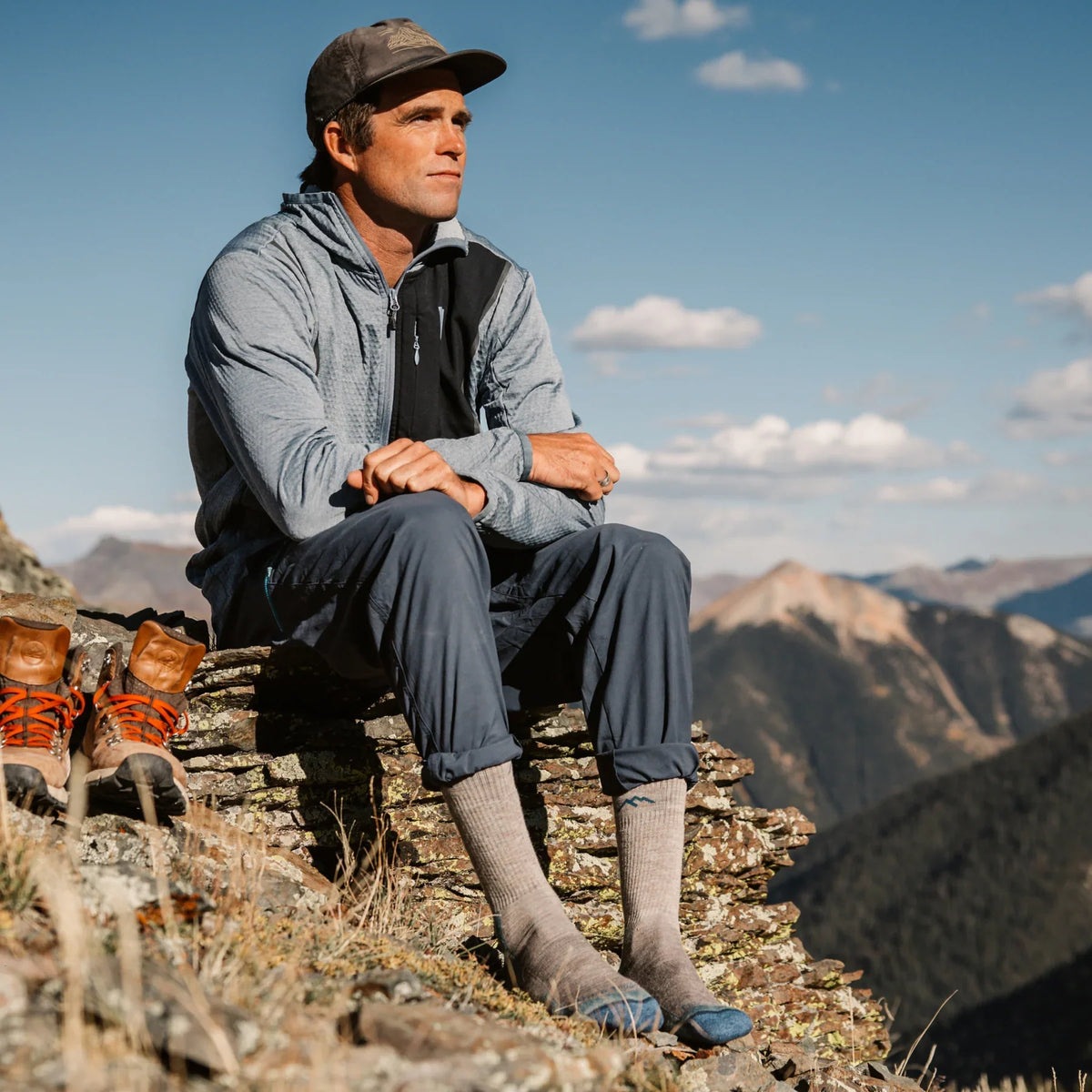 Darn Tough Mens Hiker Boot Sock Midweight Cushion