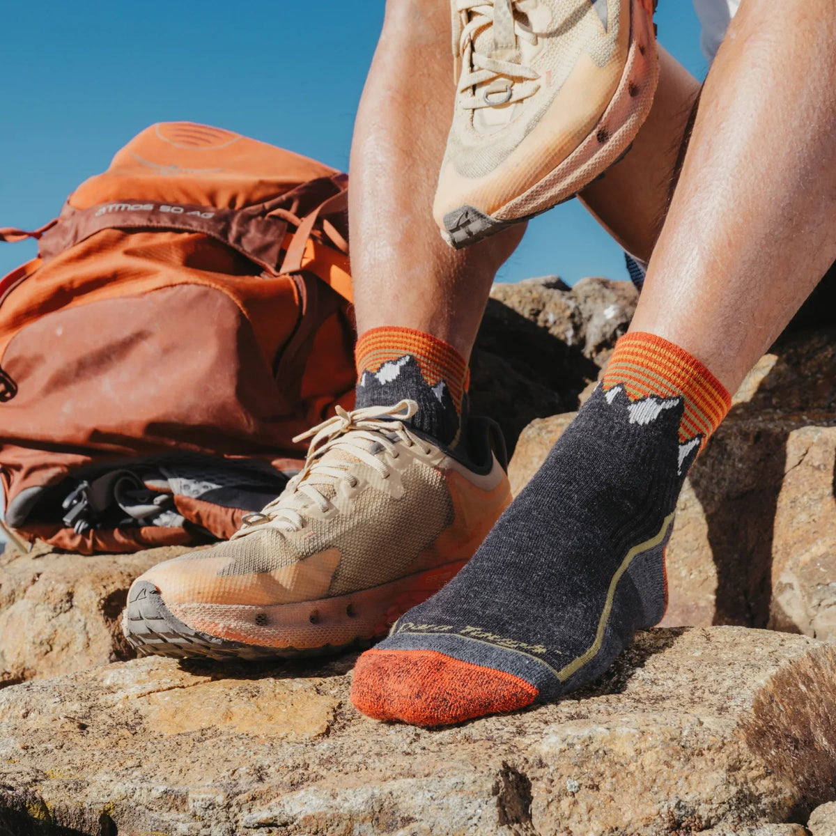 Darn Tough Mens Hiker Quarter Midweight Hiking Sock