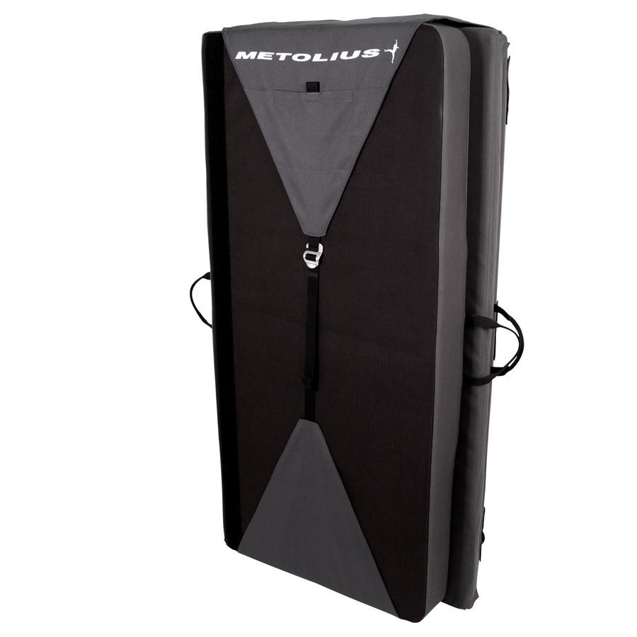 Metolius Recon Crash Pad, stood up view in black and grey colours