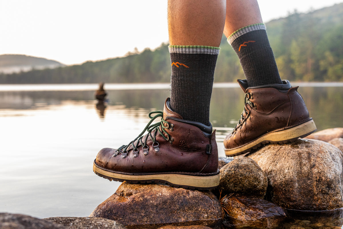 Darn Tough Mens Hiker Boot Sock Midweight Cushion