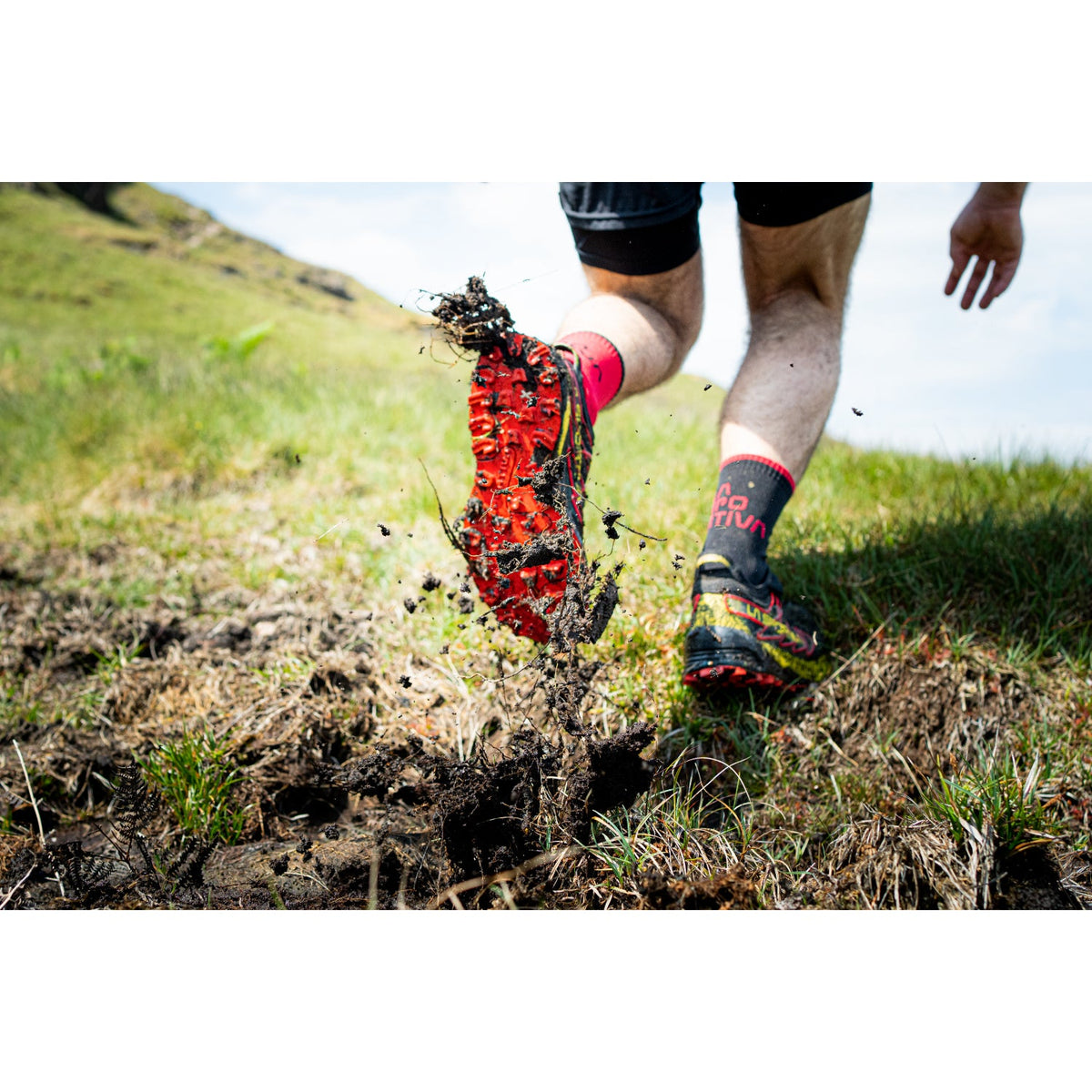 La Sportiva Mutant black yellow running through mud
