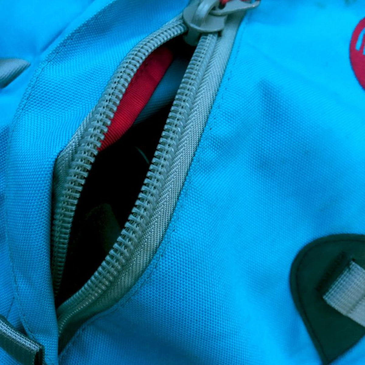 Moon Aerial Pack zipper