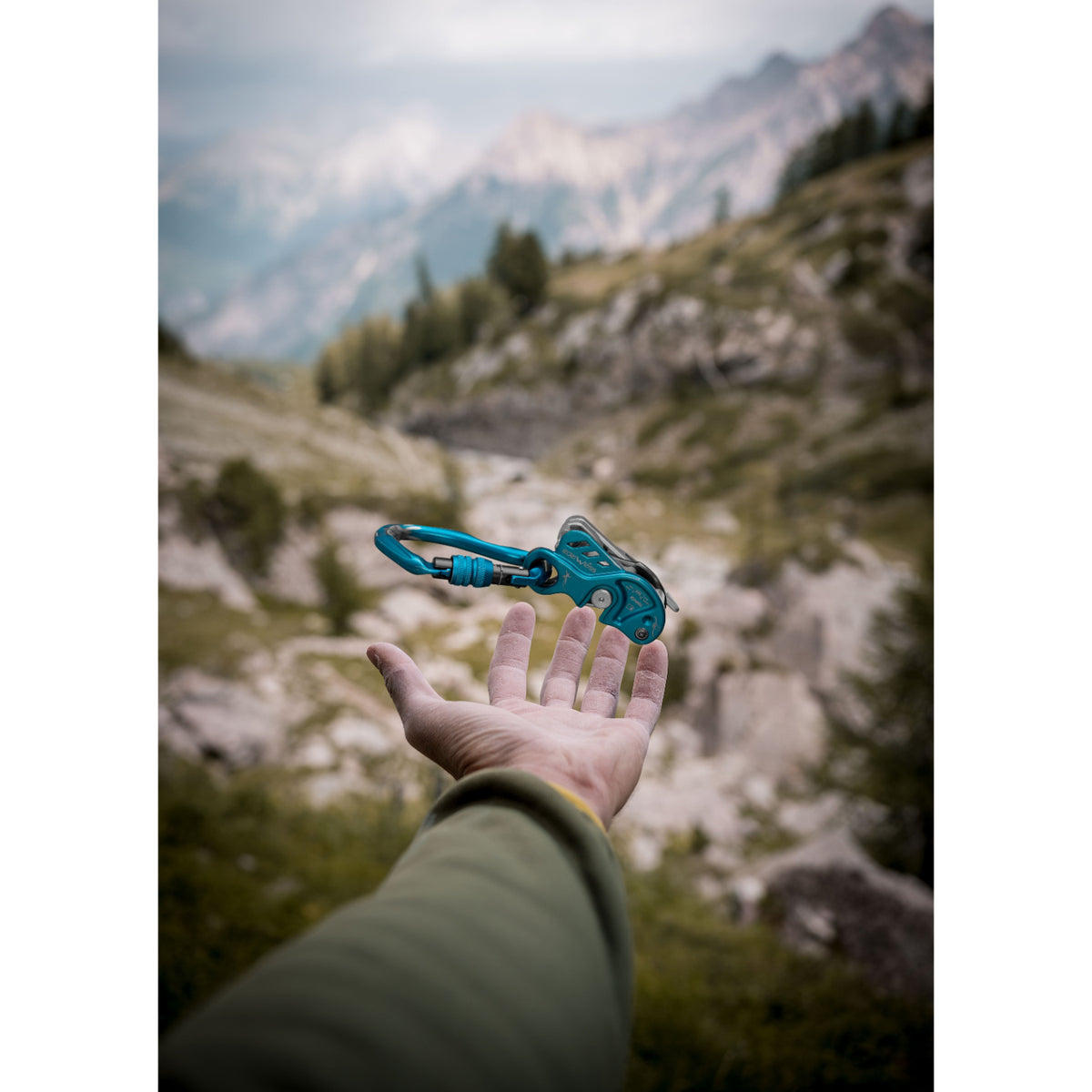 Edelweiss Kinetic Belay Device in blue with carabiner