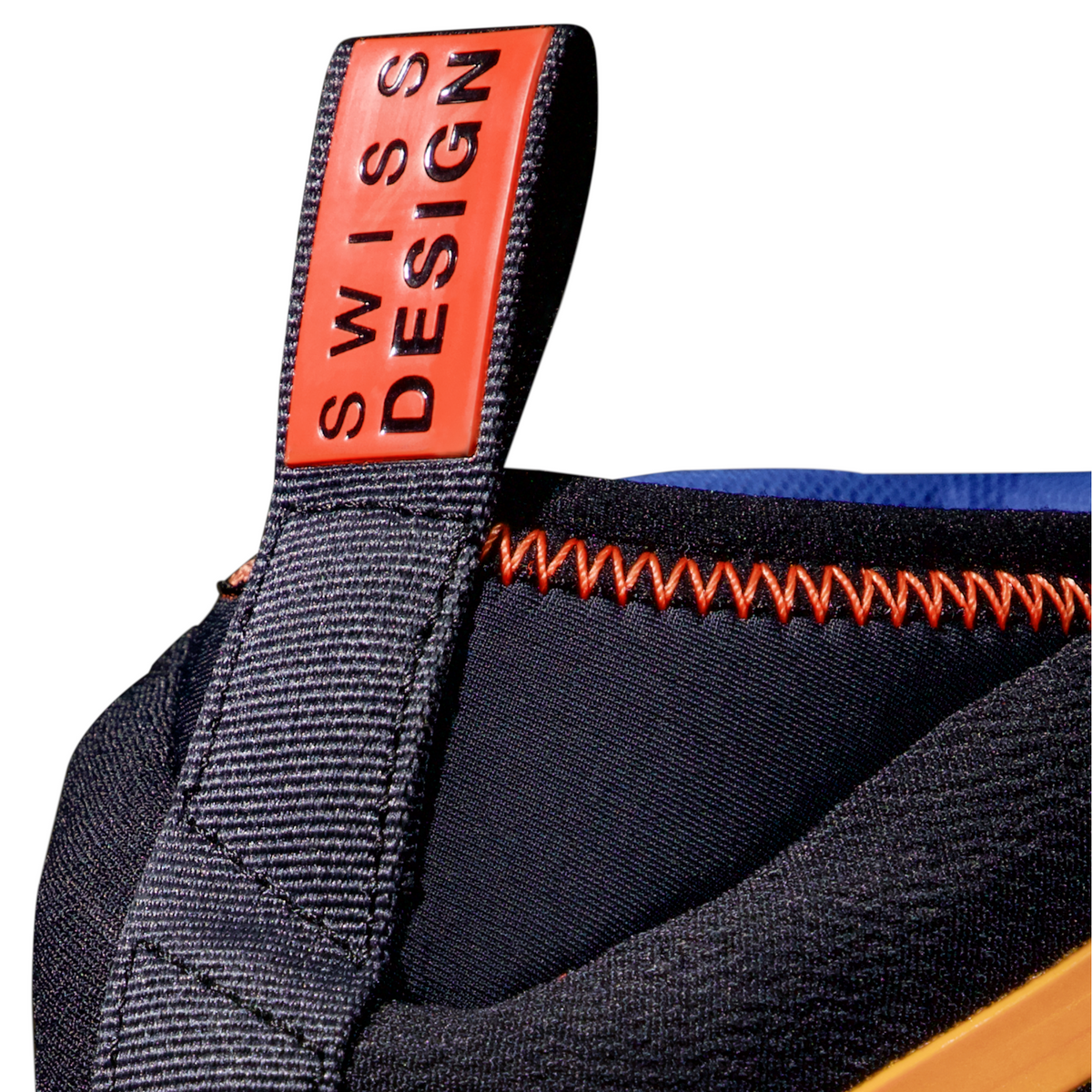 Mammut Taiss Light Mid GTX rear pull tab