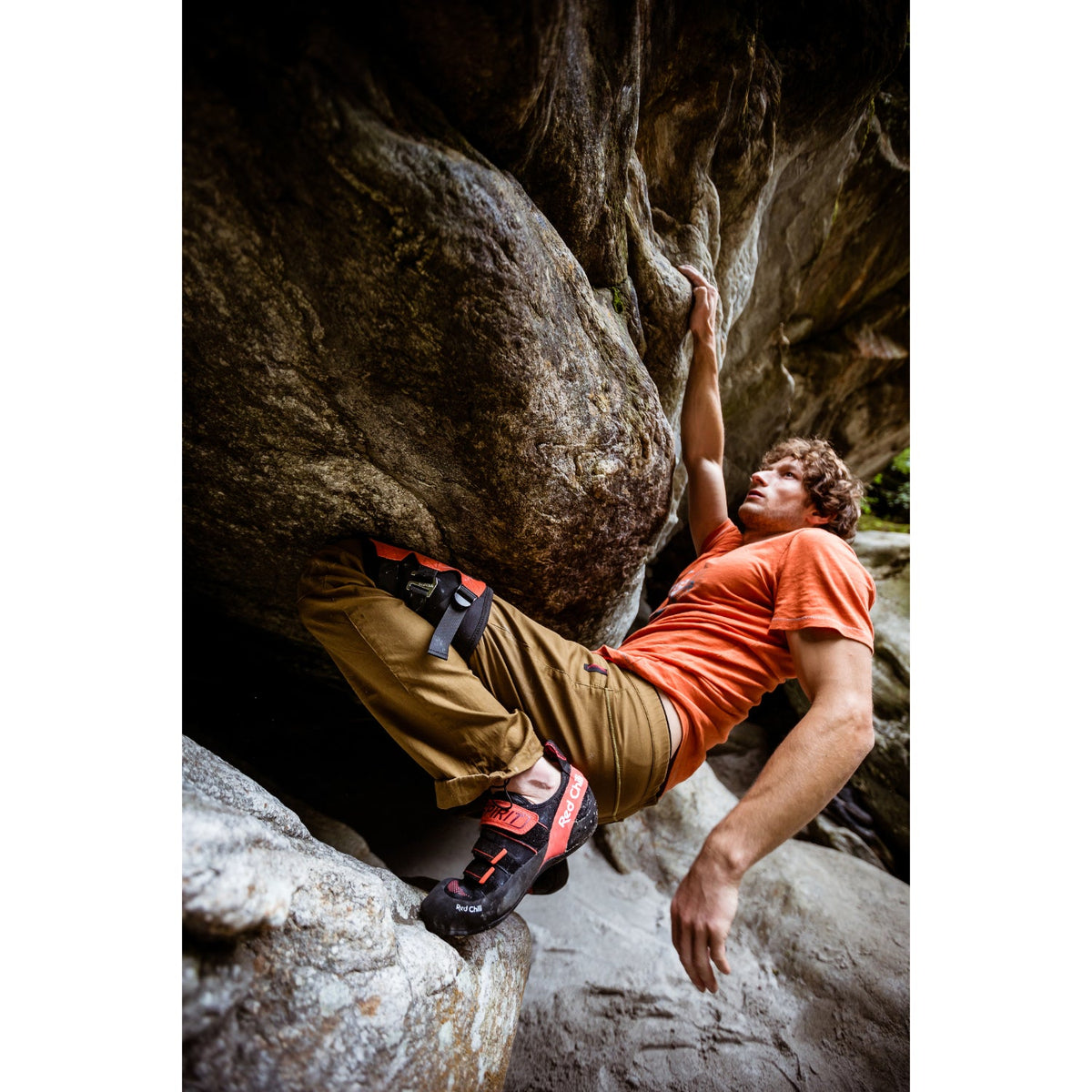 Red Chili Kneerock Kneepad in action whilst climbing 